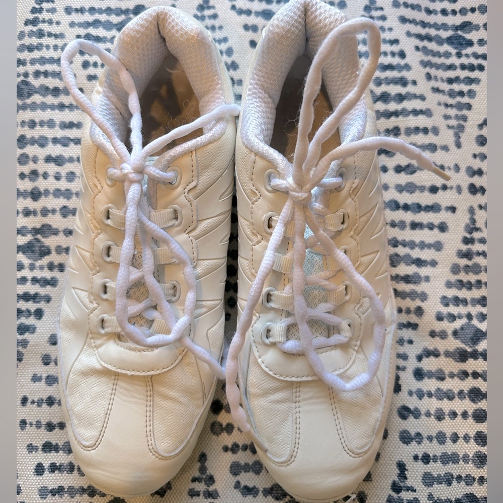 Apex “chasse” white cheer shoes - size 8.